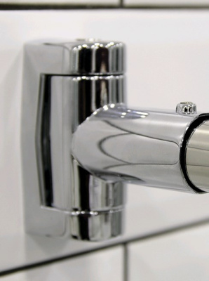 Karniz_dlya_shtory_na_vannu_Oregona_frontugl_khrom