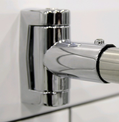 Karniz_dlya_shtory_na_vannu_Varna_khrom